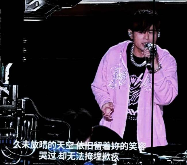 周杰倫演唱會口碑又崩了,本人唱不上去就划水