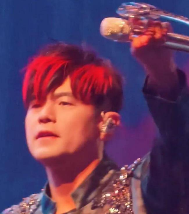 周杰倫演唱會口碑又崩了,本人唱不上去就划水