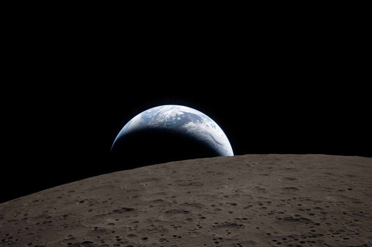 “阿提米丝二号”任务的4名太空人6日进行绕月飞行期间,于美东夏令时间晚间6时41...
