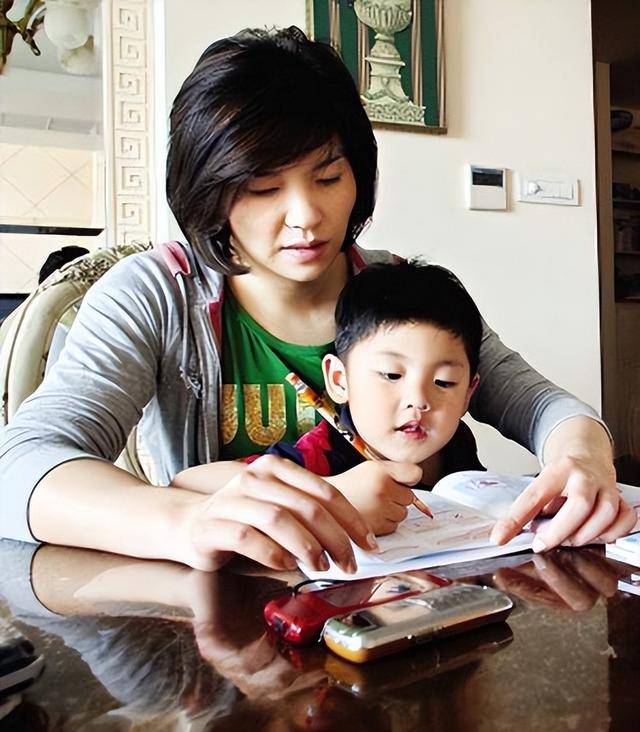 兒女都是英國籍，她如今在上海經商身價過億