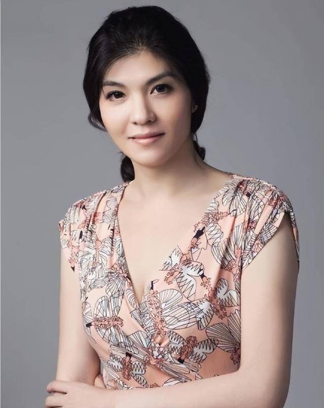 兒女都是英國籍，她如今在上海經商身價過億