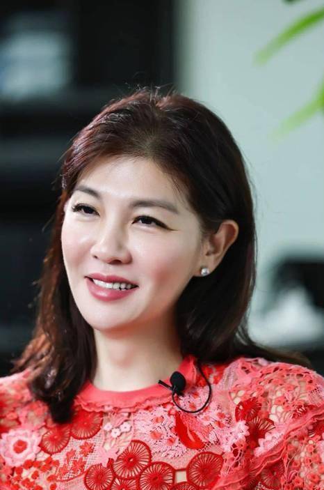 兒女都是英國籍，她如今在上海經商身價過億