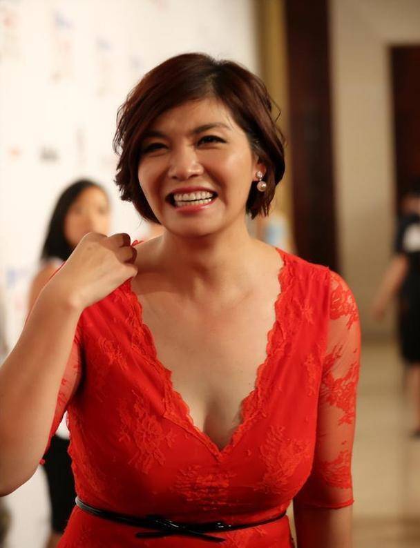 兒女都是英國籍，她如今在上海經商身價過億