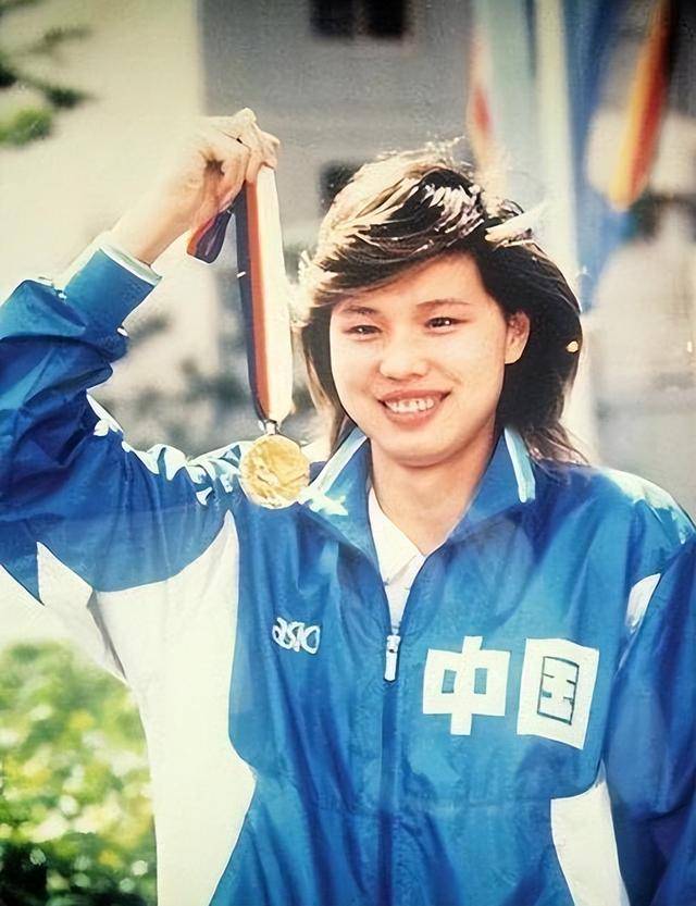 兒女都是英國籍，她如今在上海經商身價過億