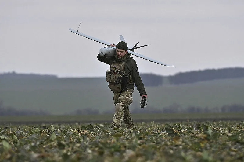 烏克蘭軍方近日宣佈，正式導入整合無人機、地面機械人與步兵的「機械人突擊」作戰模式，並已在南部前線取得實質戰果。&nbsp;&nbsp;&nbsp;圖:翻攝自X賬號@nexta_tv