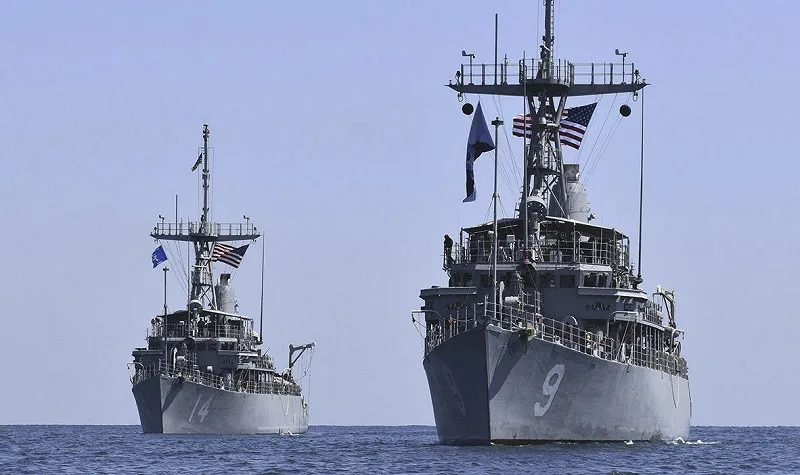 兩艘隸屬駐日美軍、母港位於佐世保海軍基地的「復仇者級」掃雷艦，已自新加坡出發，穿越馬六甲海峽，朝中東方向前進。&nbsp;圖:翻攝自X賬號@bonewitz_SPBG
