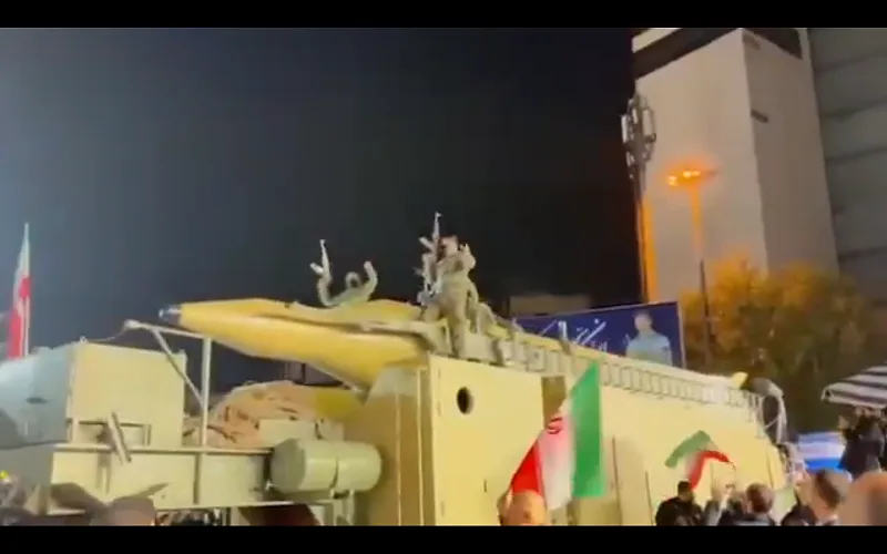 伊斯蘭革命衛隊（IRGC）竟將一枚具備實戰能力的「霍拉姆沙赫爾-4」彈道導彈，直接開進德黑蘭革命廣場展示。&nbsp;&nbsp;&nbsp;圖:翻攝自影片