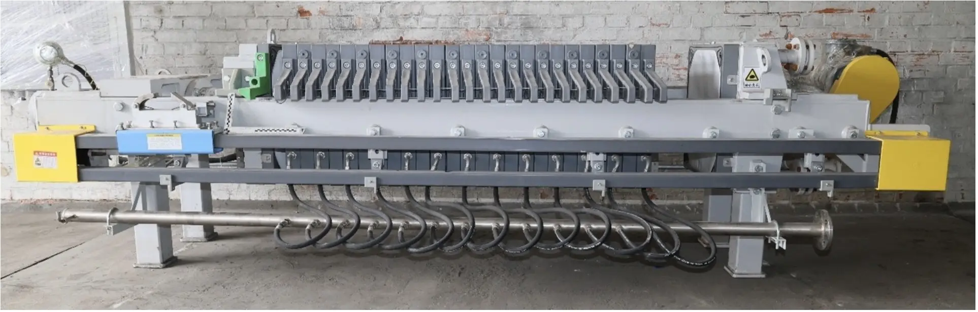 2026年2月，歐洲執法人員查扣運輸中的設備貨櫃，圖示為部分零件。