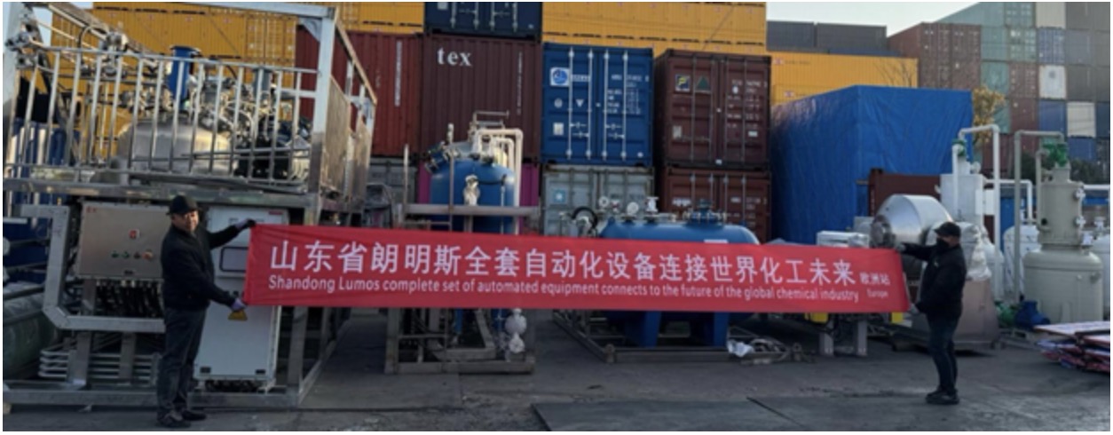 崔文峰發送設備裝櫃照片，現場人員吹噓該套「全自動設備」為化學工業的未來。