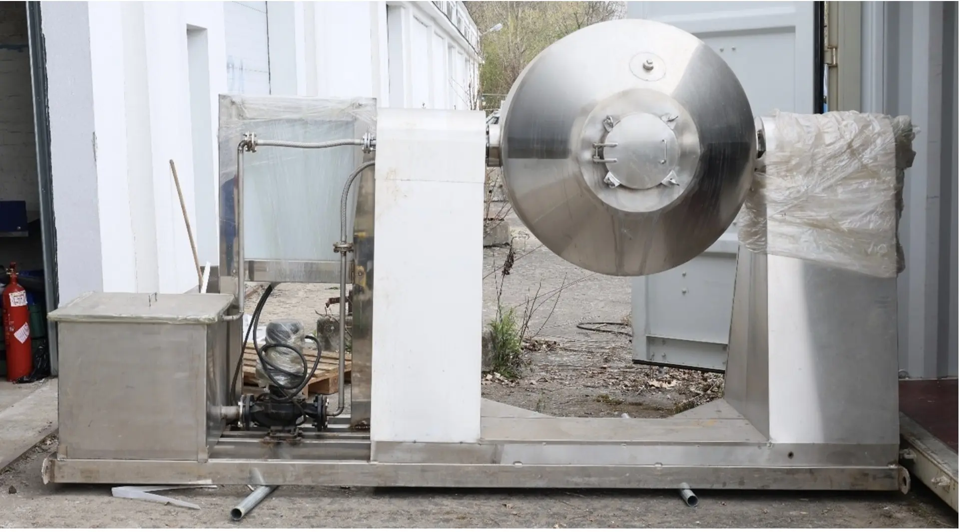 2026年2月，歐洲執法人員查扣運輸中的設備貨櫃，圖示為部分零件。