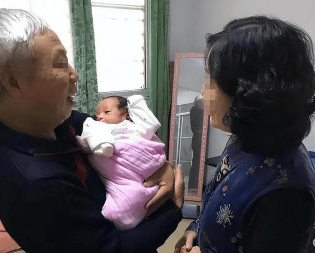2014年一家四口在華山跳崖，留下2個月大的女兒
