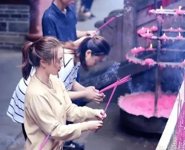 2014年一家四口在華山跳崖，留下2個月大的女兒