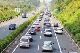 五一才發現，佔滿高速的全是10萬左右的燃油車