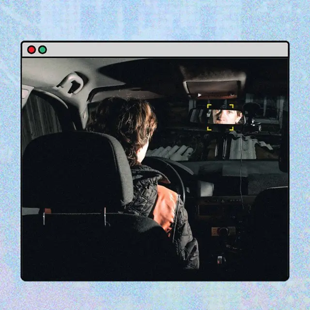 一幅插畫顯示汽車內部場景,從後座視角可見一名駕駛者坐在駕駛座,車內昏暗。擋風玻璃前方與倒後鏡附近出現帶有方框標記的偵測畫面,顯示系統正在鎖定與分析駕駛者的面部或行為。