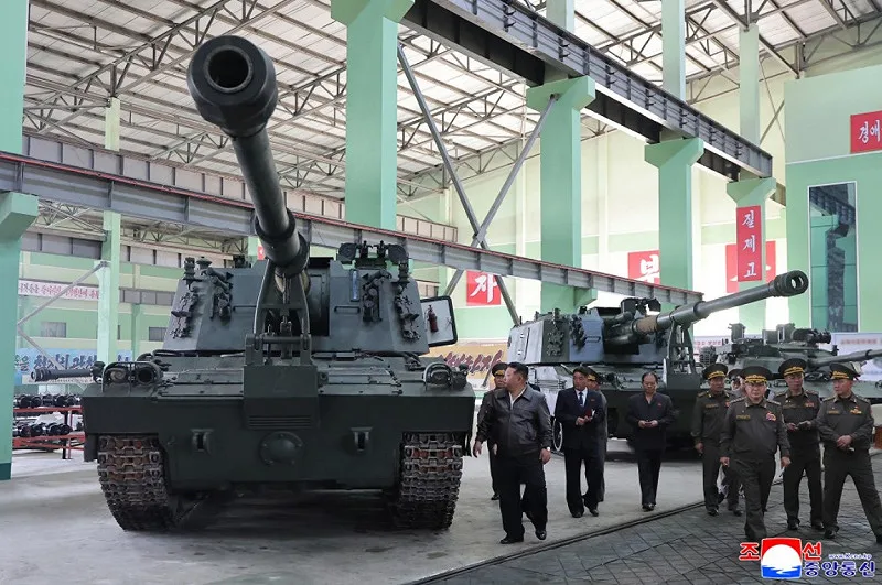 北韓領導人金正恩5月初視導軍工企業，其中155毫米自行加農榴彈炮將部署兩韓邊界。&nbsp;&nbsp;&nbsp;圖：翻攝朝中社