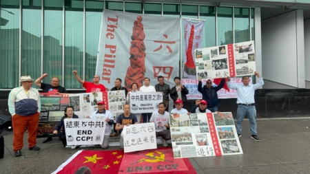 紀念六四「國殤之柱」巨型條幅，5月24日亮相法拉盛。多個團體呼籲勿忘六四，推翻中共暴政。