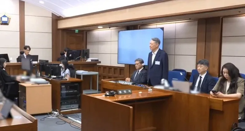 韩国前总统尹锡悦（站立者）涉嫌内乱案庭审中作伪证案，28日一审宣判无罪。&nbsp;&nbsp;&nbsp;图：截自法庭直播/“X”@birds_justice