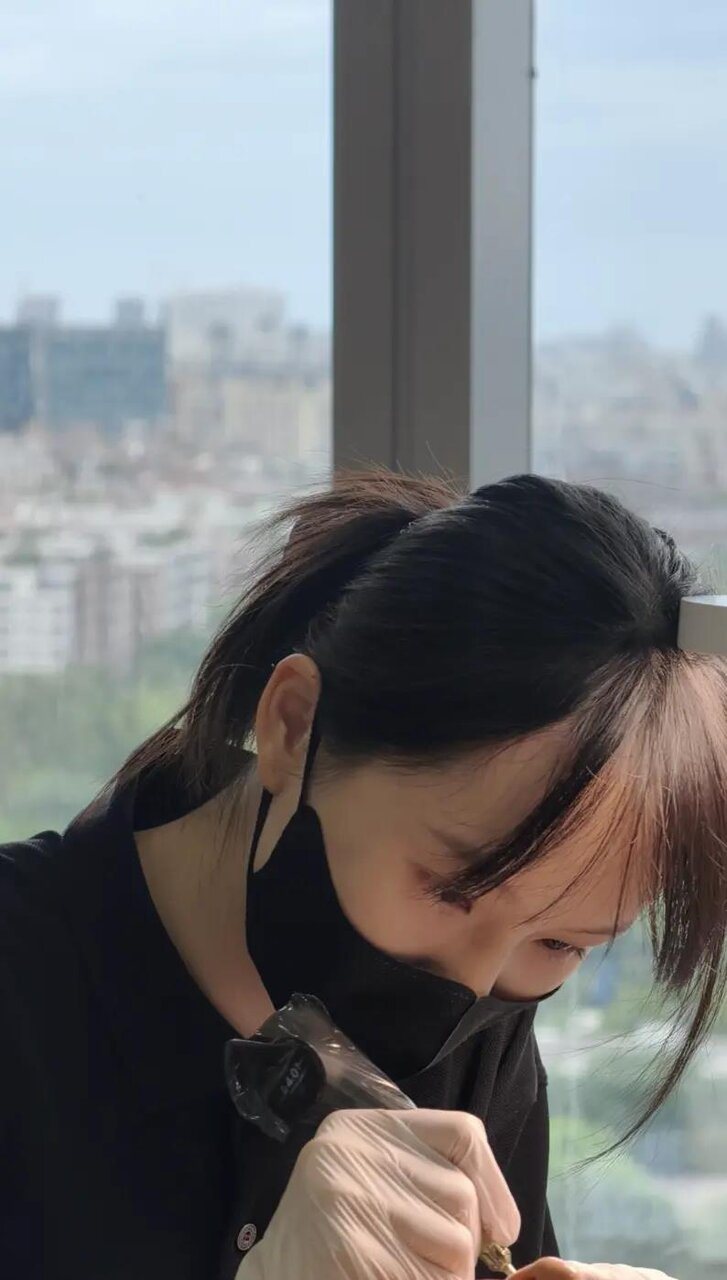 清華大學美術學院碩士的廣州女生Yoyo，畢業後做紋眉師一年了。（取材自大象新聞）