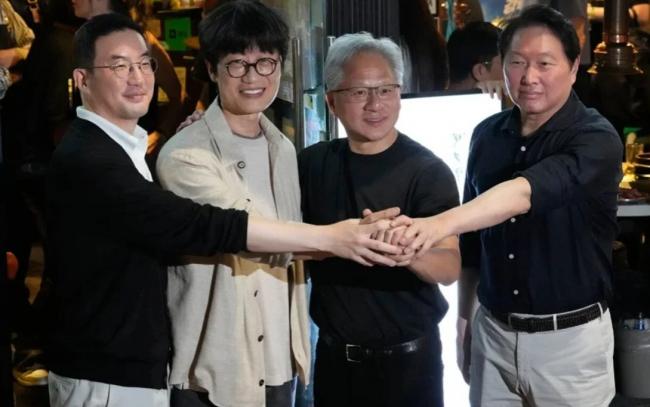 黄仁勋送4大礼