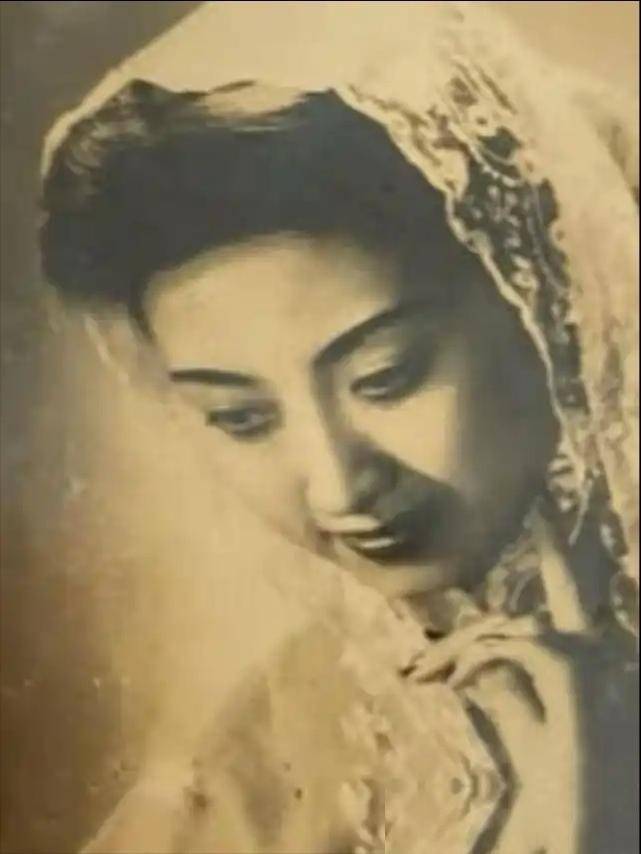蔣經國和美人張正芬合影,難怪她看不上伊能靜