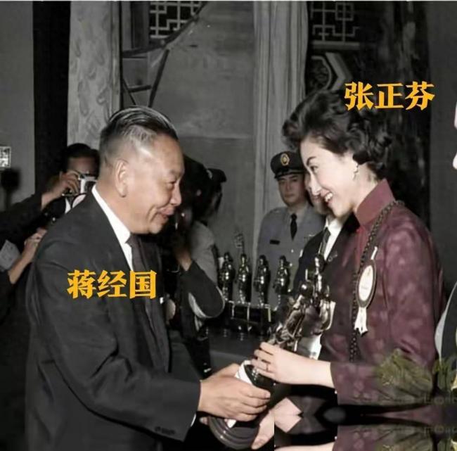 蔣經國和美人張正芬合影,難怪她看不上伊能靜