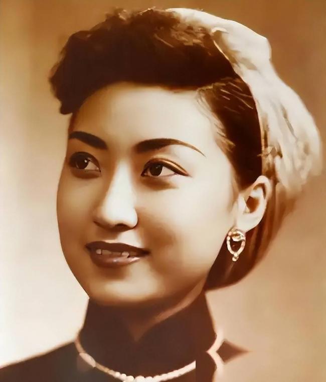 蔣經國和美人張正芬合影,難怪她看不上伊能靜