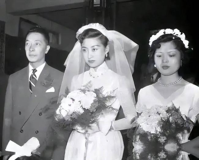 蔣經國和美人張正芬合影,難怪她看不上伊能靜
