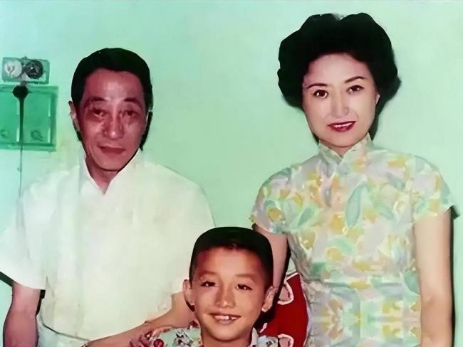 蔣經國和美人張正芬合影,難怪她看不上伊能靜