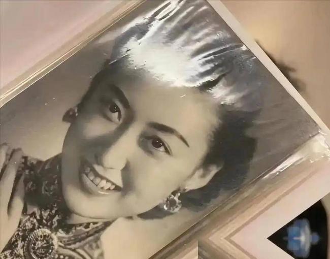 蔣經國和美人張正芬合影,難怪她看不上伊能靜