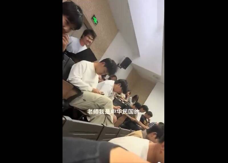 網絡流傳影片顯示,一名中國大學生在課堂上表示「老師,我是中華民國的!」相關畫面近日在社群X平台廣泛流傳。(圖擷取自社群影片)