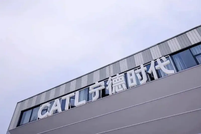 中国电池龙头宁德时代(CATL)位于匈牙利东部德布勒森的电池工厂,近日因涉嫌违规排放废液而遭当局提起法律行动。 图:翻摄自选址中国
