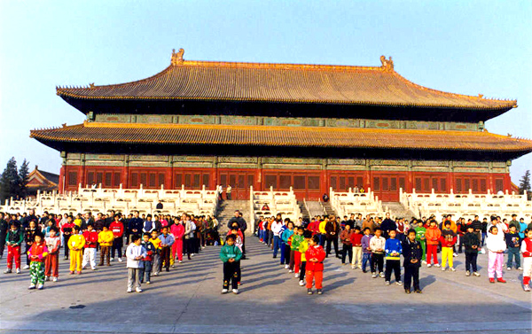 中共迫害前，北京法輪功學員煉功景象。（明慧網）