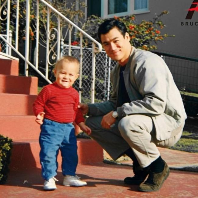 罕見合影:李小龍推著兒子李國豪出門
