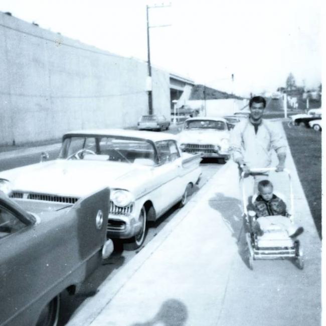 罕見合影:李小龍推著兒子李國豪出門