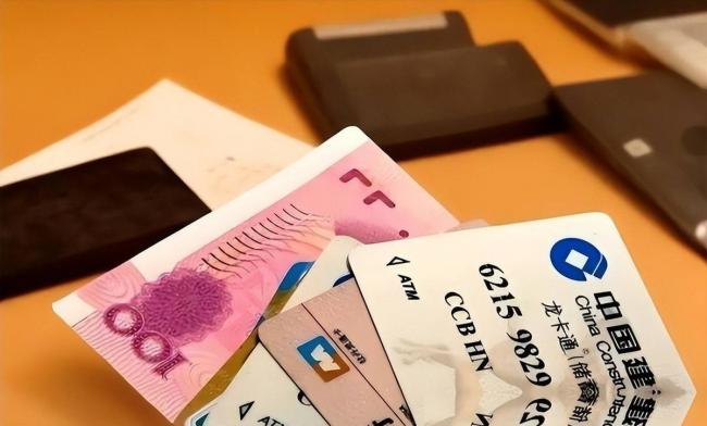 為什麼建議大家儘量使用現金？銀行人說出答案
