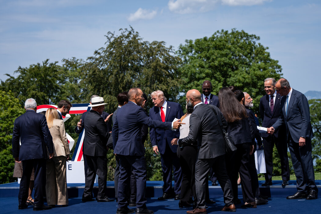 周二,川普與其他領導人合影留念。