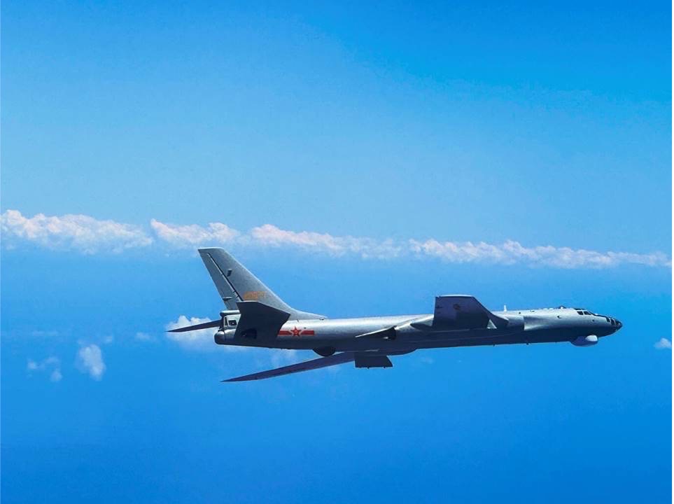 2024年7月10日，中共在台海出動的轟-6轟炸機未掛載武器，被台灣戰機跟監。（中華民國國防部）