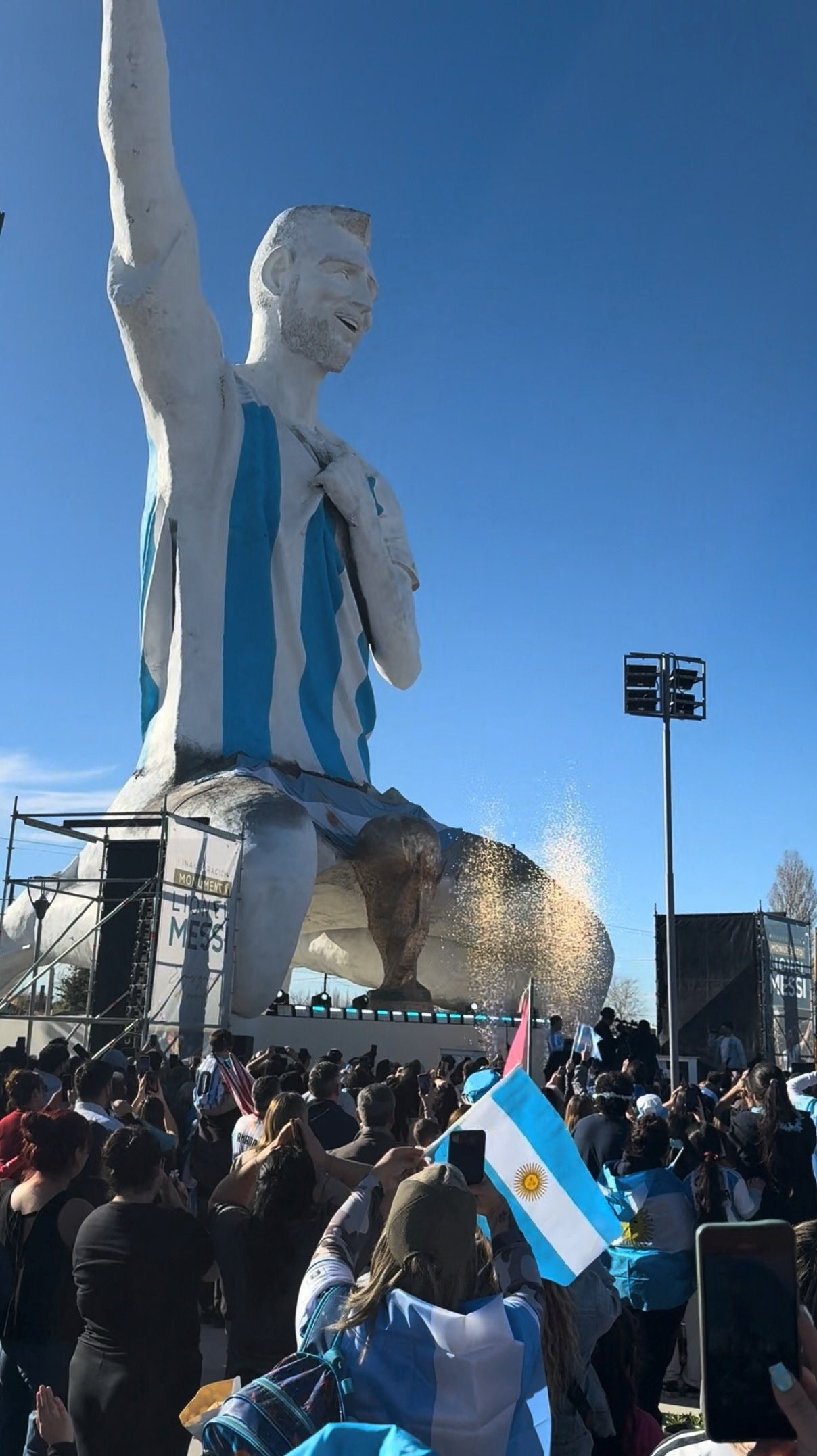 梅西26米巨像掀热议