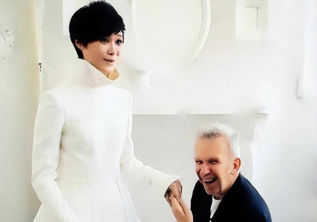 嫁法國老頭真相大白後，41歲李宇春近況曝出