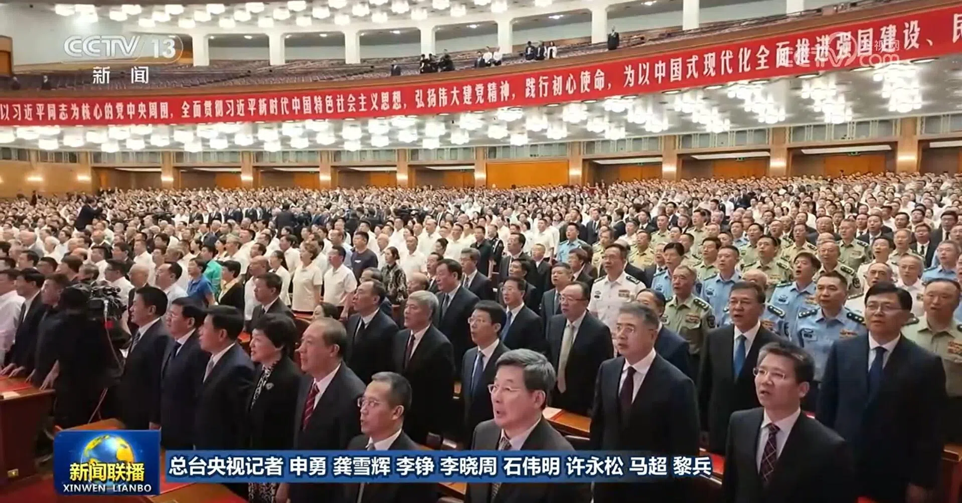 慶祝中共成立105周年音樂會《人民至上》星期一(6月29日)晚在北京舉行,央視《新聞聯播》畫面顯示出席的軍隊高級將領陣容。坐在第一排第一位是董軍(圖中第四排右五),之後依序是張曙光、韓勝延、王剛,以及排名最靠前的副戰區級將領—中央軍委聯合參謀部副參謀長、陸軍中將祝傳生。(央視新聞聯播截圖)