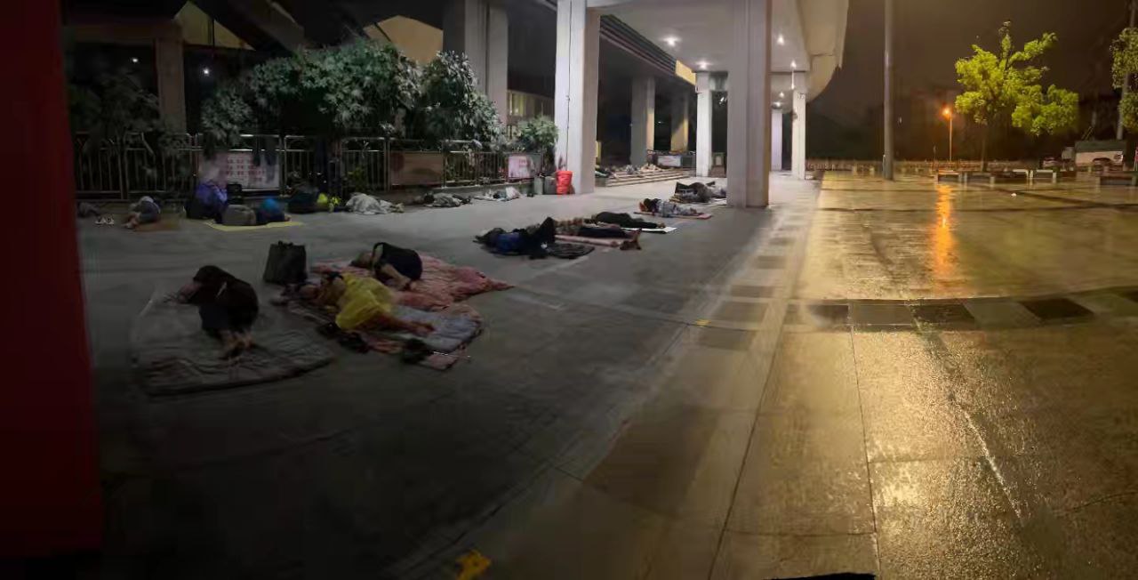 露宿蘇州崑山的街頭。(受訪者提供)
