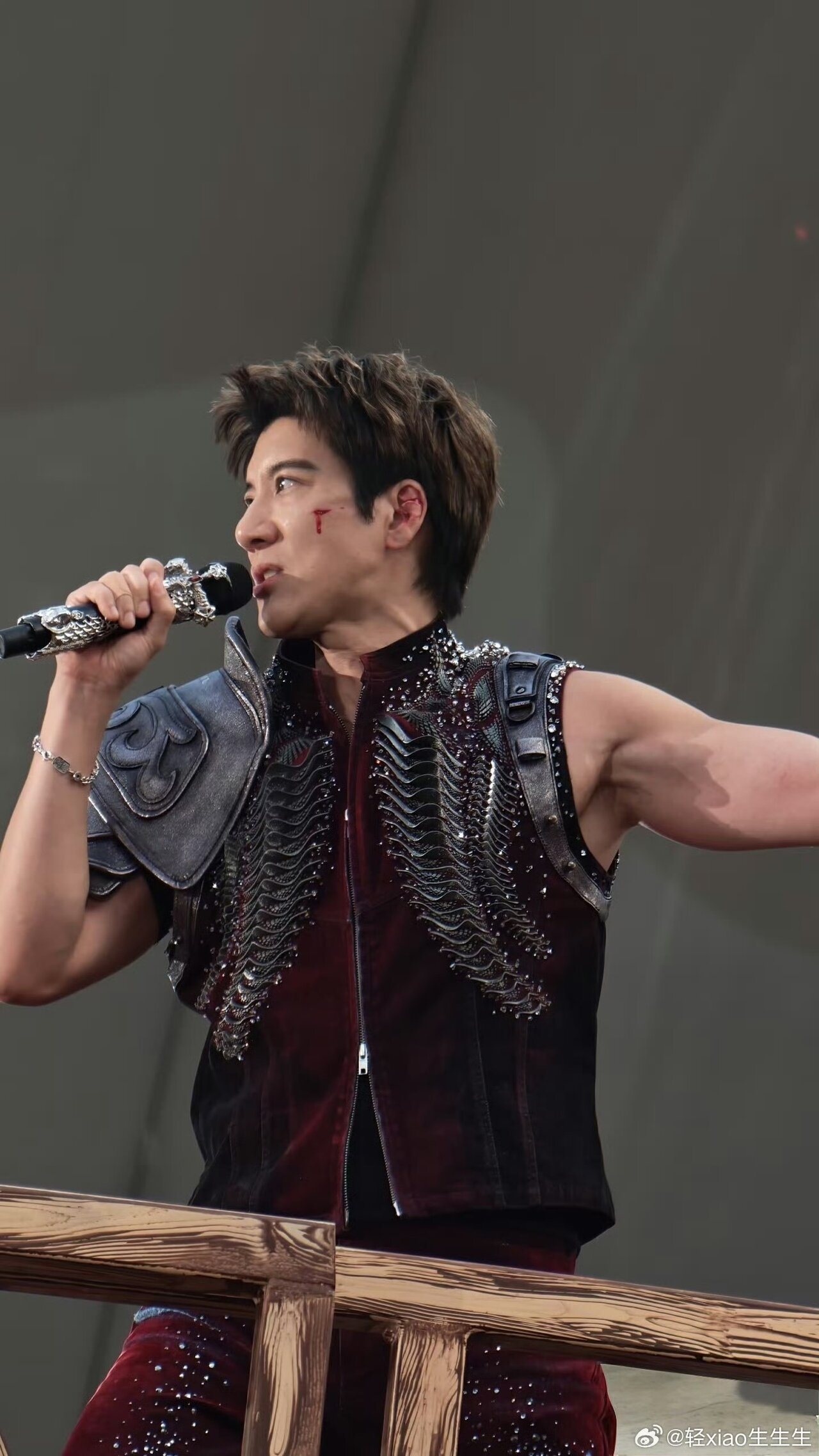 王力宏演出到一半摔倒，重击地面令人担忧。图／摘自微博