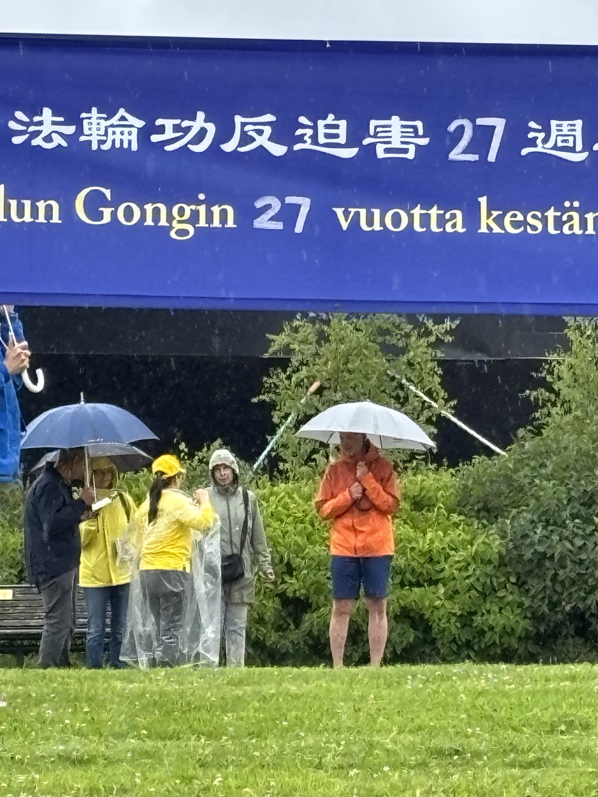 7月5日，王毅訪問芬蘭期間，部分法輪功學員在芬蘭外交部大樓前舉行抗議活動，並向當地民眾講述法輪功遭受中共迫害的真相。（當地法輪功學員提供）