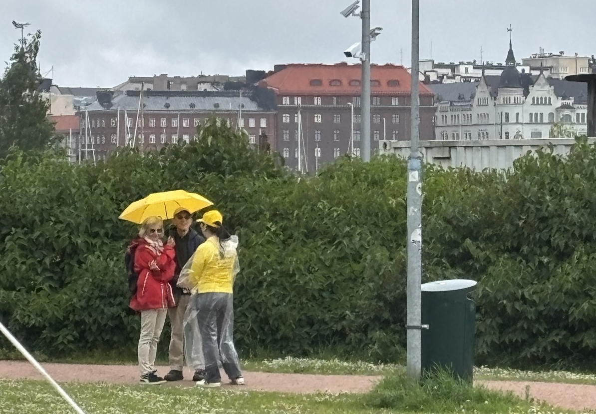 7月5日，王毅訪問芬蘭期間，部分法輪功學員在芬蘭外交部大樓前舉行抗議活動，並向當地民眾講述法輪功遭受中共迫害的真相。（當地法輪功學員提供）