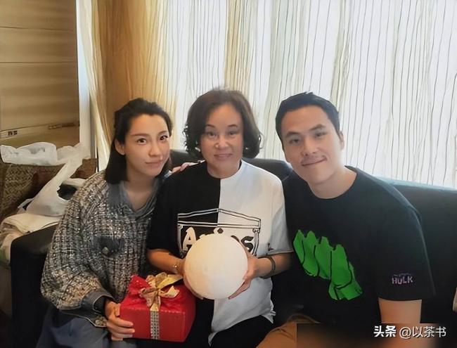 他們早已離婚:一個獨自養娃,一個向名媛求婚