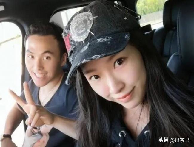 他們早已離婚:一個獨自養娃,一個向名媛求婚