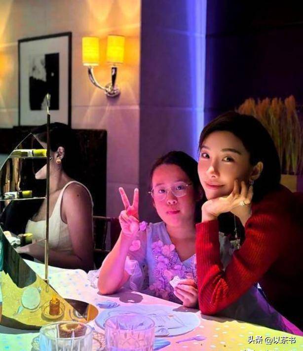 他們早已離婚:一個獨自養娃,一個向名媛求婚