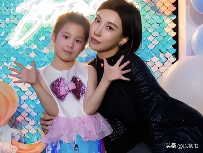 他們早已離婚:一個獨自養娃,一個向名媛求婚