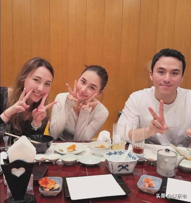 他們早已離婚:一個獨自養娃,一個向名媛求婚