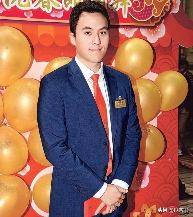 他們早已離婚:一個獨自養娃,一個向名媛求婚